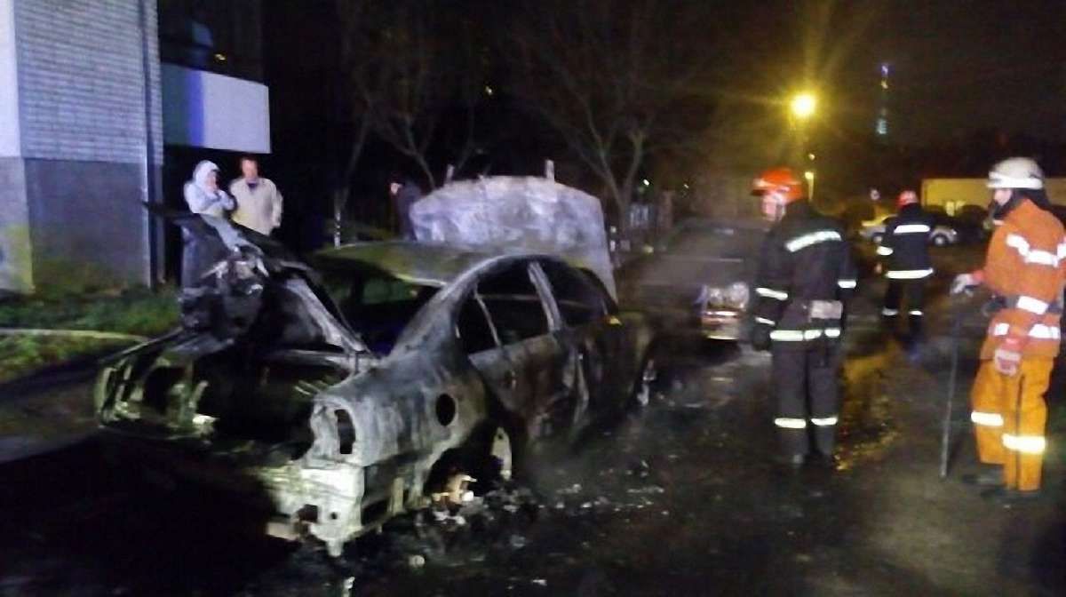 Вночі у Львові дотла згоріла Skoda Superb