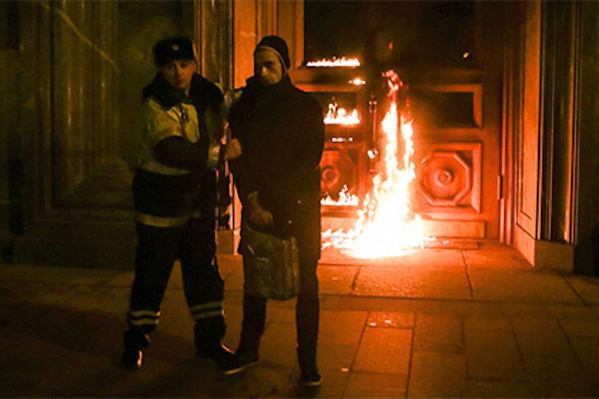 Художнику Павленському за підпал ФСБ загрожує 3 роки ув’язнення 

