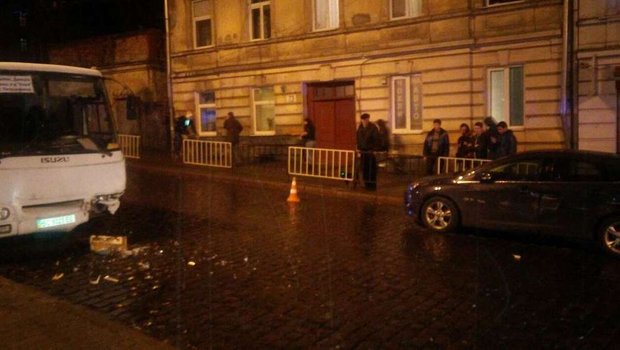 У Львові трапилася потрійна ДТП за участю маршрутки