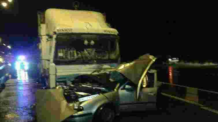 На Рівненщині внаслідок зіткнення з вантажівкою загинув водій та пасажири легкового авто