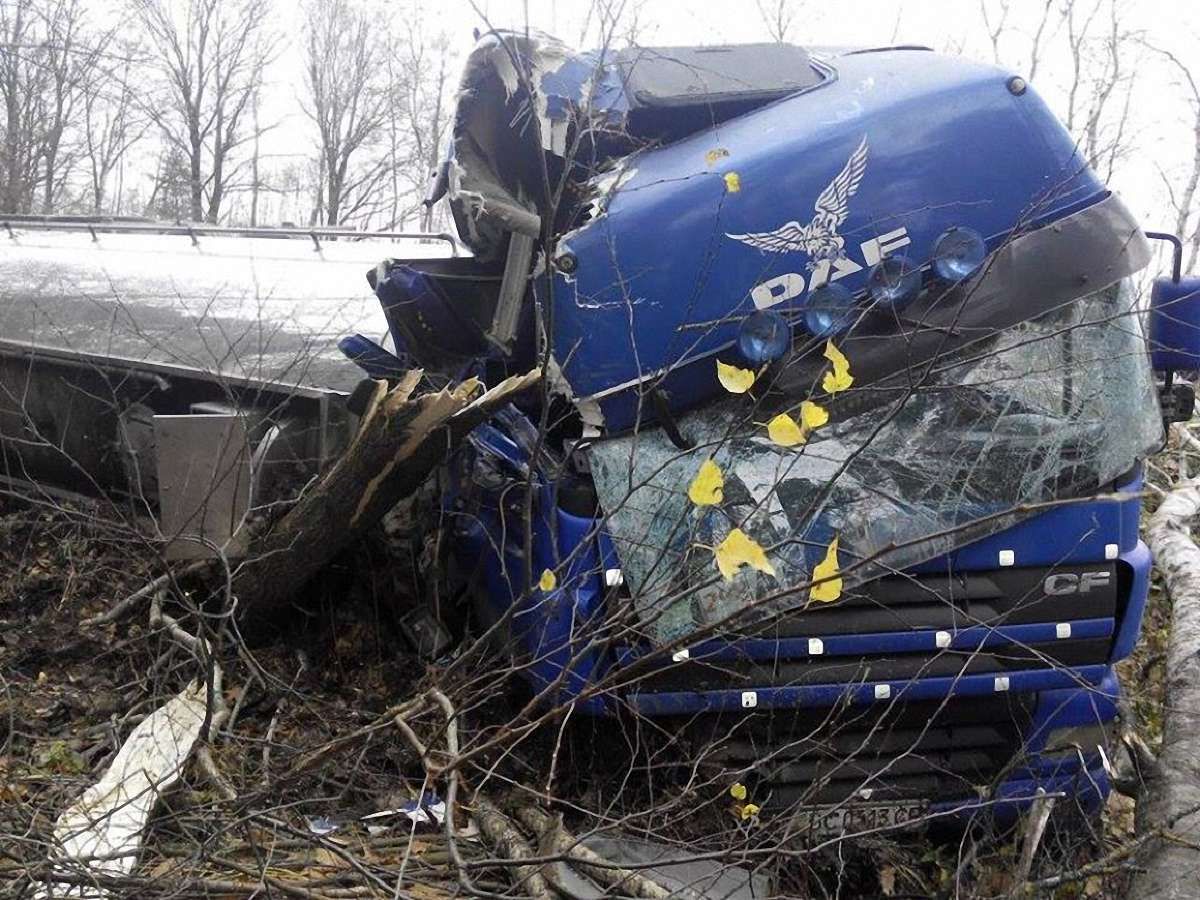 На Львівщині перекинулась автоцистерна з олією