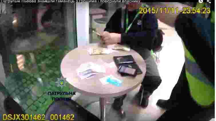 Львівські поліцейські знайшли на АЗС гаманець зі значною сумою грошей