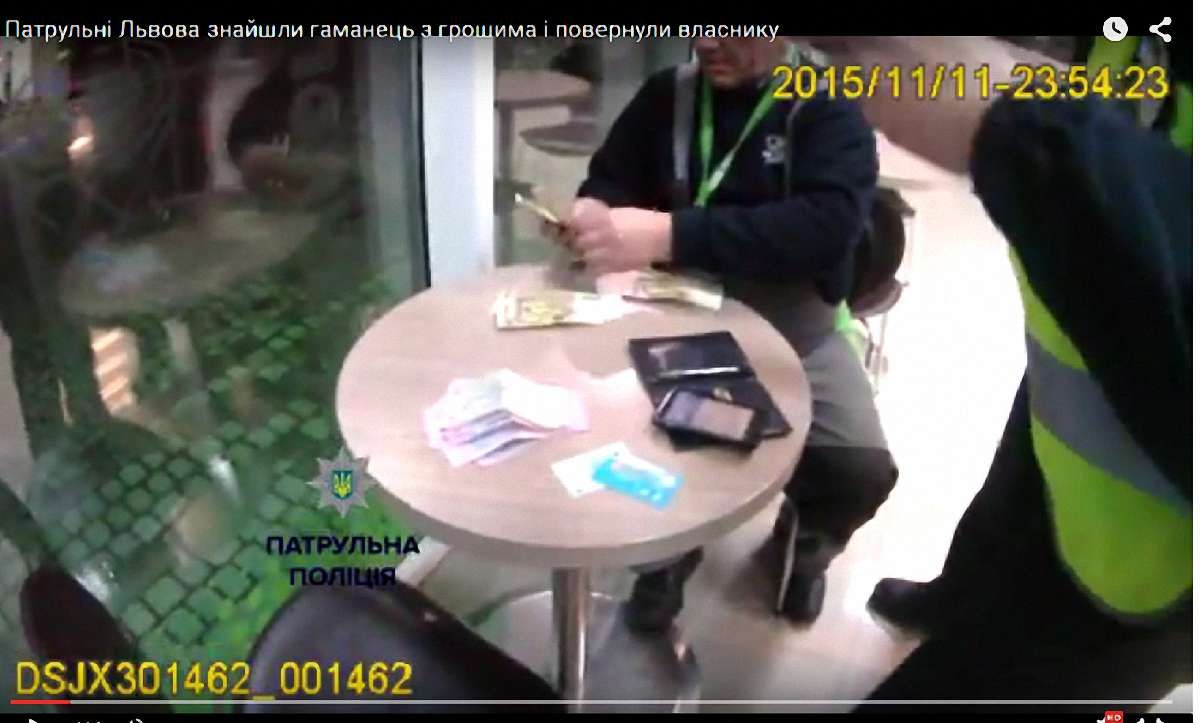 Львівські поліцейські знайшли на АЗС гаманець зі значною сумою грошей