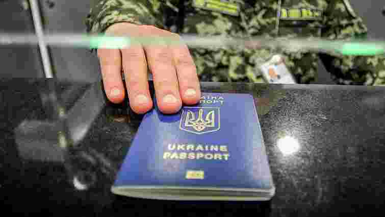 Їздити до Євросоюзу без віз зможуть лише українці із біопаспортами