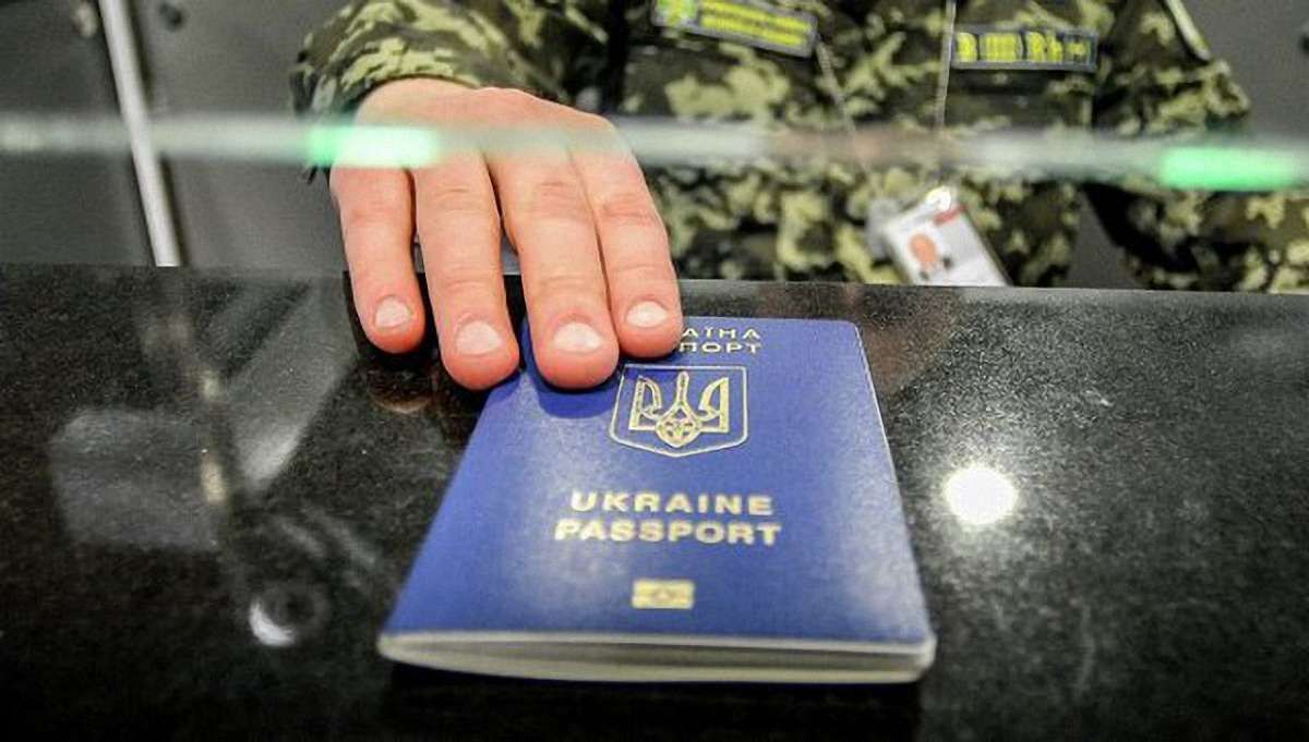 Їздити до Євросоюзу без віз зможуть лише українці із біопаспортами