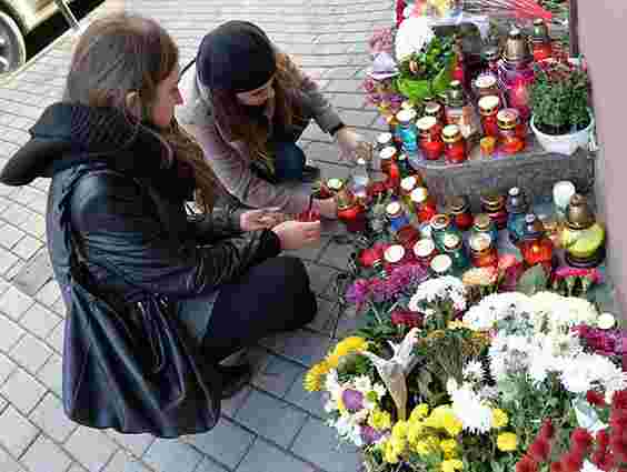 Львів'яни приносять квіти до консульського агентства Франції