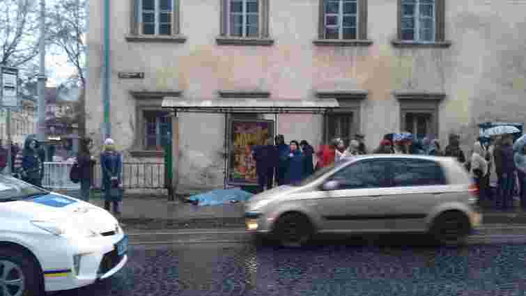 У Львові на зупинці громадського транспорту помер літній чоловік