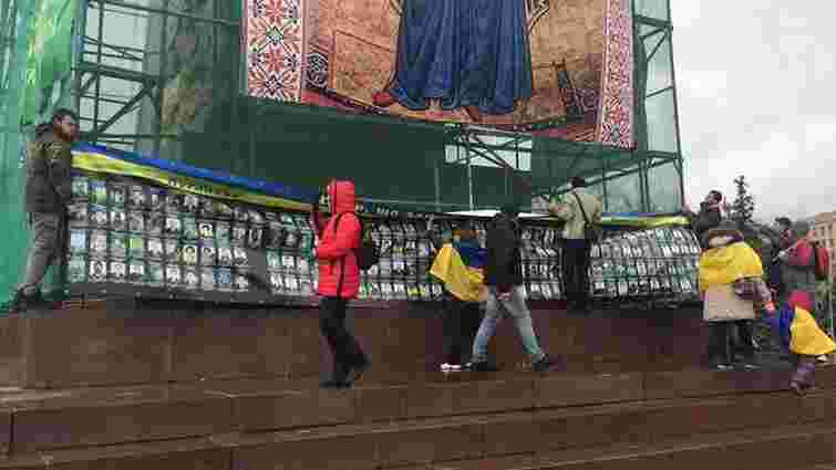 У Харкові на місці пам’ятника Леніну вивісили банер зі світлинами загиблих бійців АТО