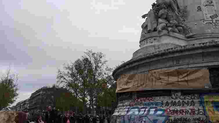 Сотні людей в паніці залишили площу Республіки в Парижі через хлопок петарди