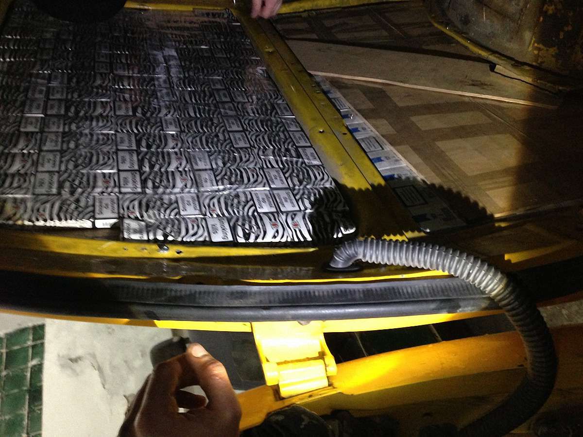 На кордоні з Польщею затримали автомобіль з 1600 пачками сигарет