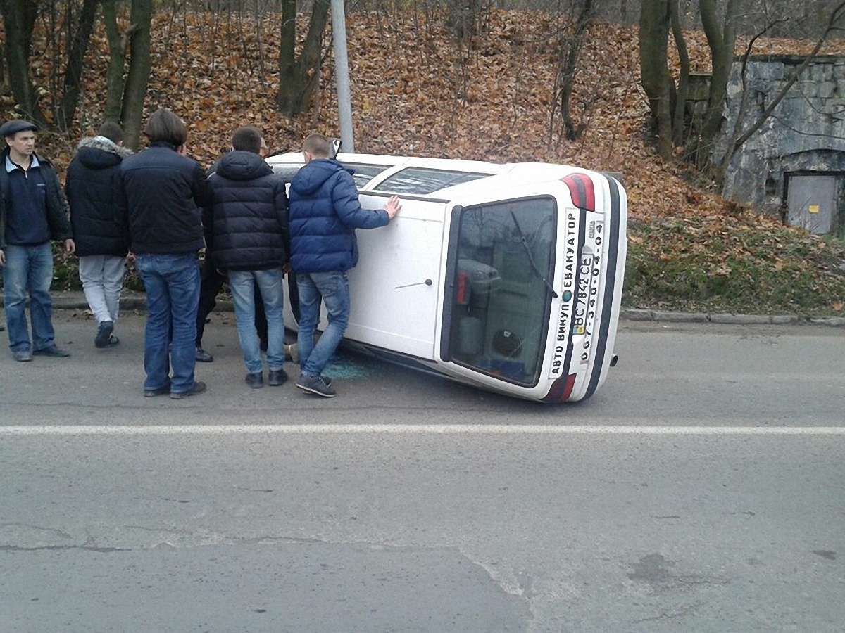 Біля Високого Замку перекинувся автомобіль, яким керував нетверезий водій