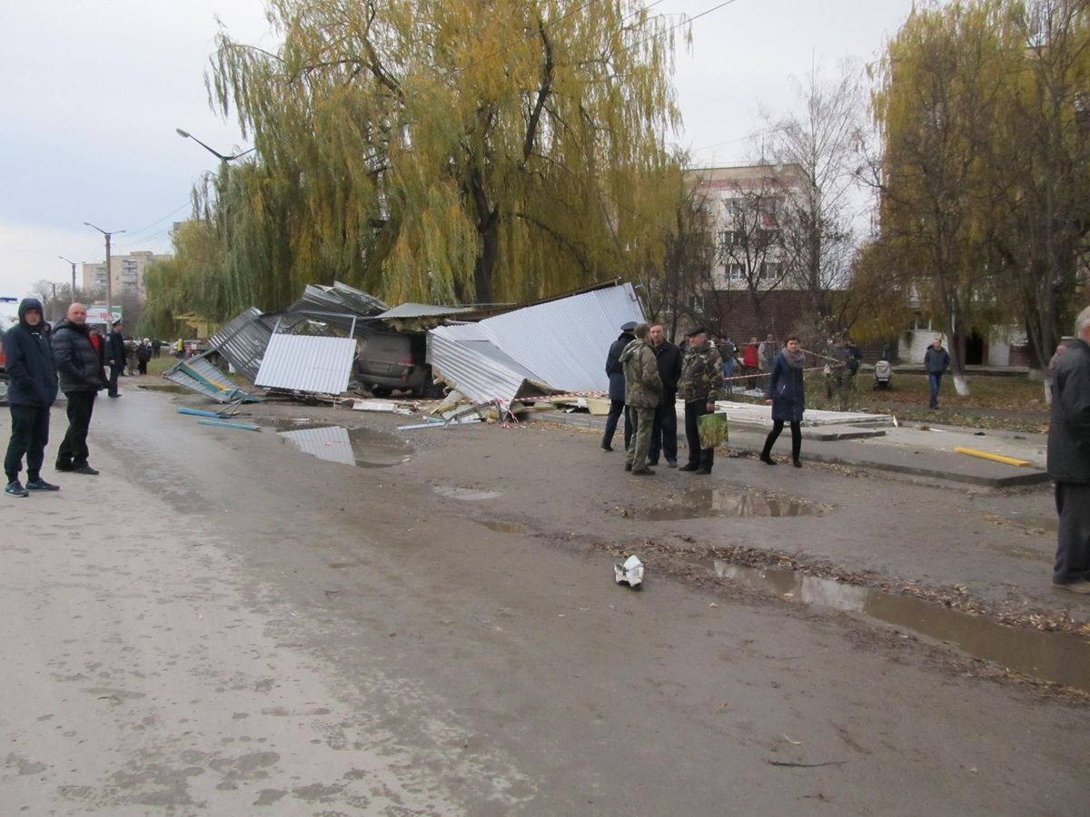 На Хмельниччині некерований джип влетів у зупинку і збив насмерть трьох жінок