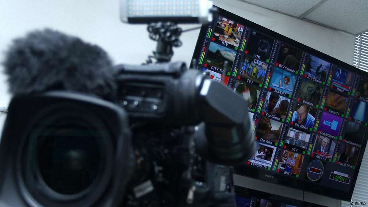 Українські телеканали скорочують мовлення українською