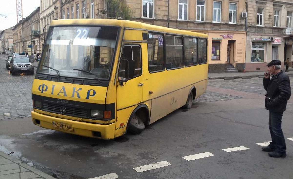 У центрі Львова в маршрутки відлетіло колесо