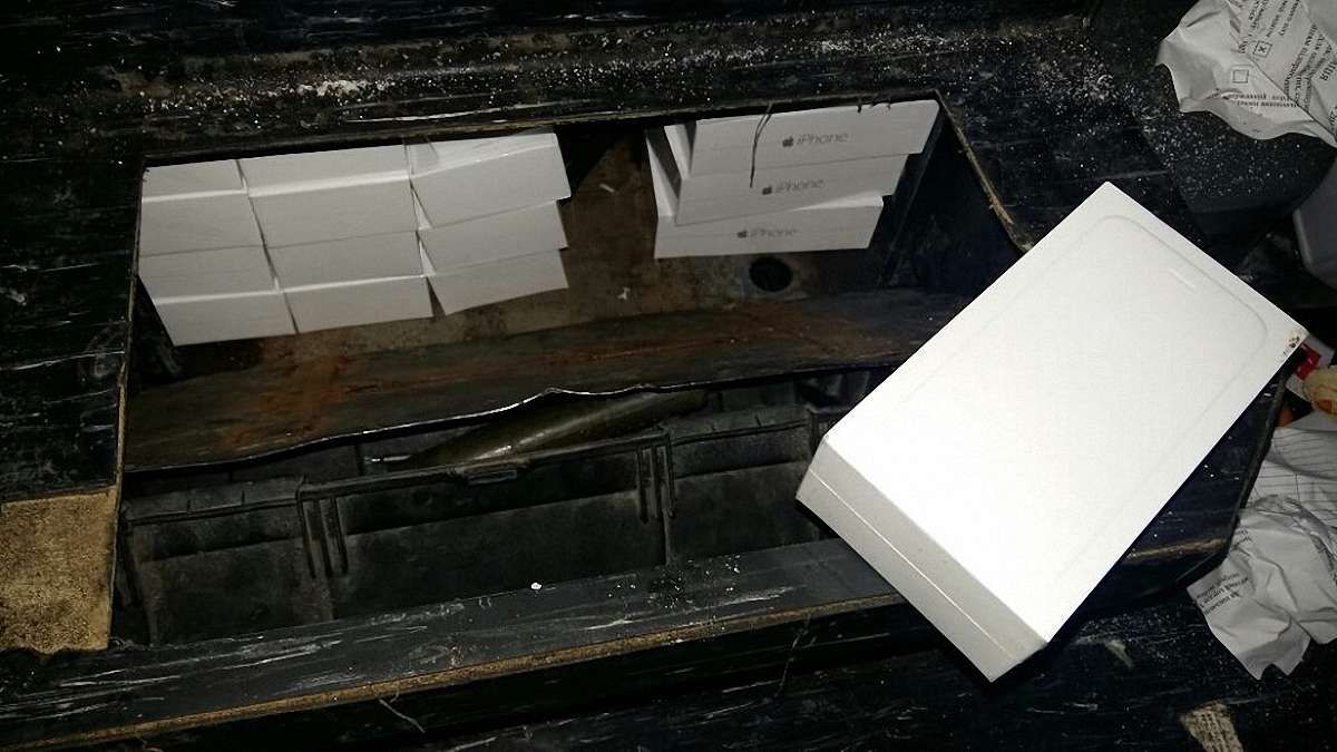 У пункті пропуску Шегині в рейсовому автобусі виявили контрабандні айфони