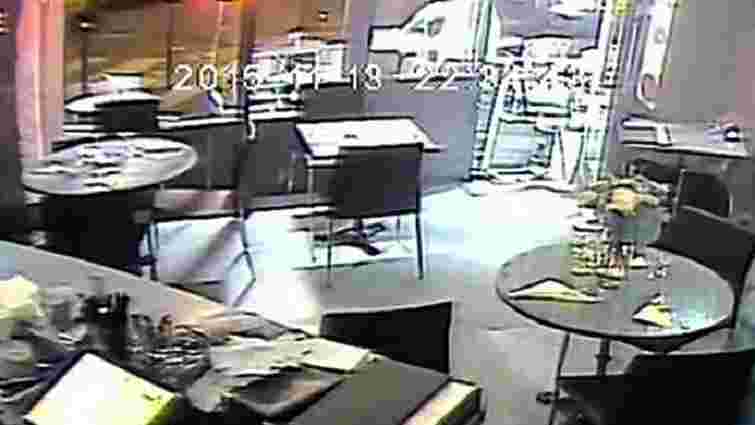 У мережі з'явилося відео розстрілу відвідувачів ресторану в Парижі