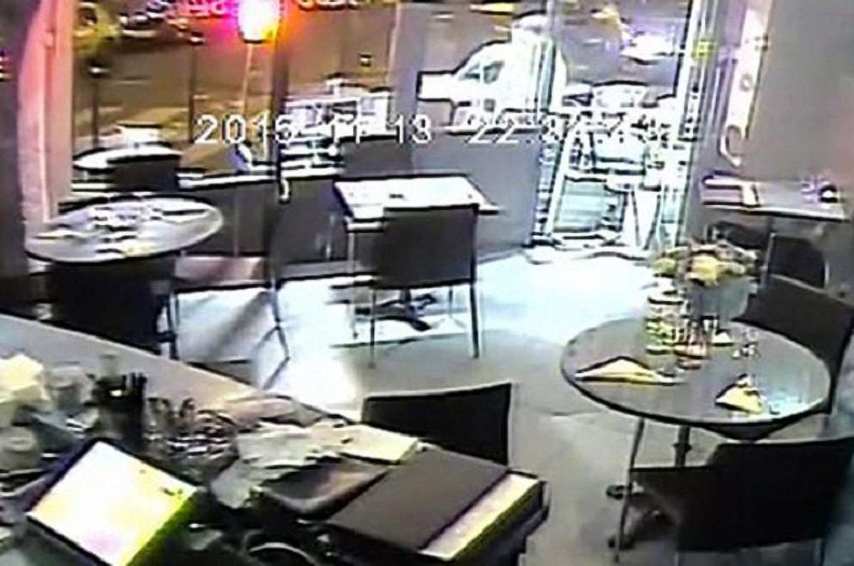 У мережі з'явилося відео розстрілу відвідувачів ресторану в Парижі