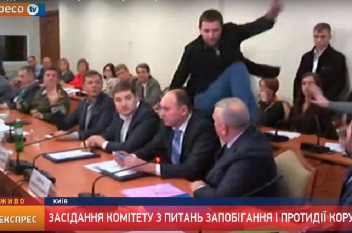   «Антибіотик» отримав удар ногою у парламенті