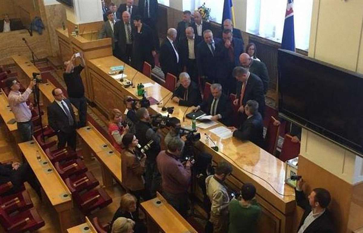 На Закарпатті не змогли обрати голову облради
