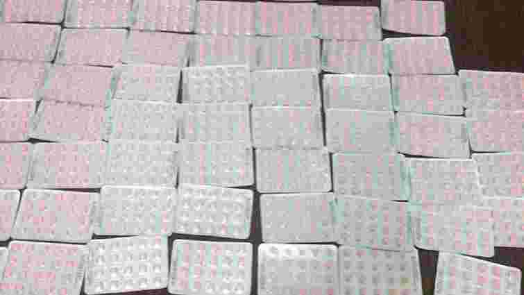 Через кордон на Львівщині намагались незаконно перевезти 1200 таблеток стероїдів