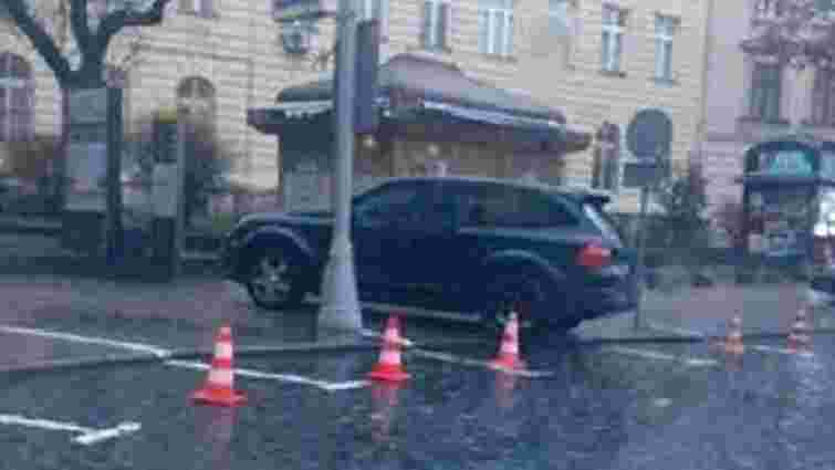 У центрі Львова шукали вибухівку в краденому позашляховику 