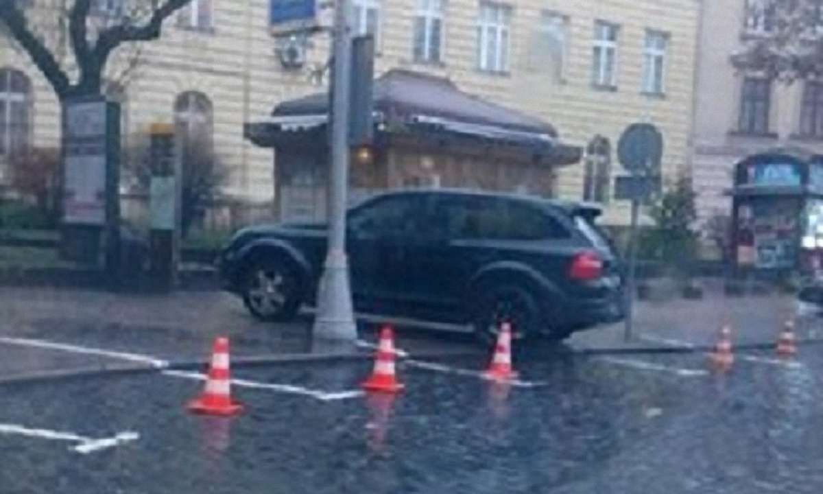 У центрі Львова шукали вибухівку в краденому позашляховику 