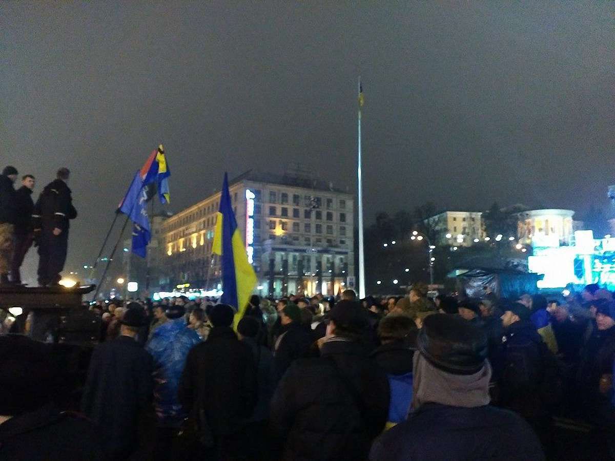 На церемонії вшанування Небесної сотні натовп освистав Порошенка і зірвав концерт