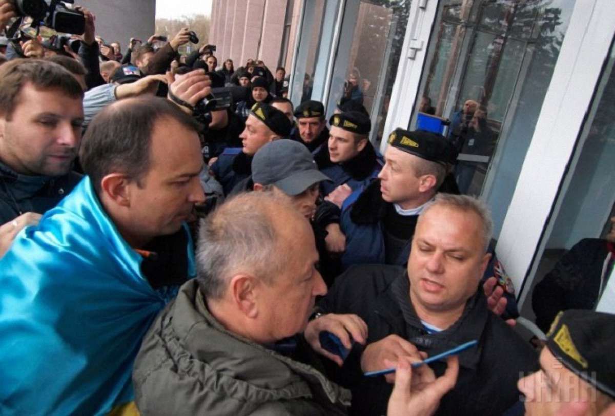 У Кривому Розі мітингувальники зайшли в будівлю мерії