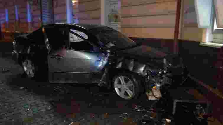 У Львові водій, втікаючи від поліції, влетів у будинок
