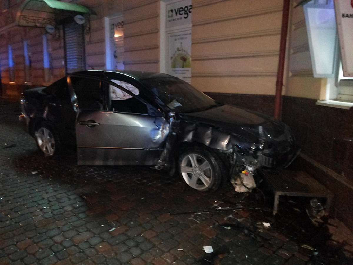 У Львові водій, втікаючи від поліції, влетів у будинок