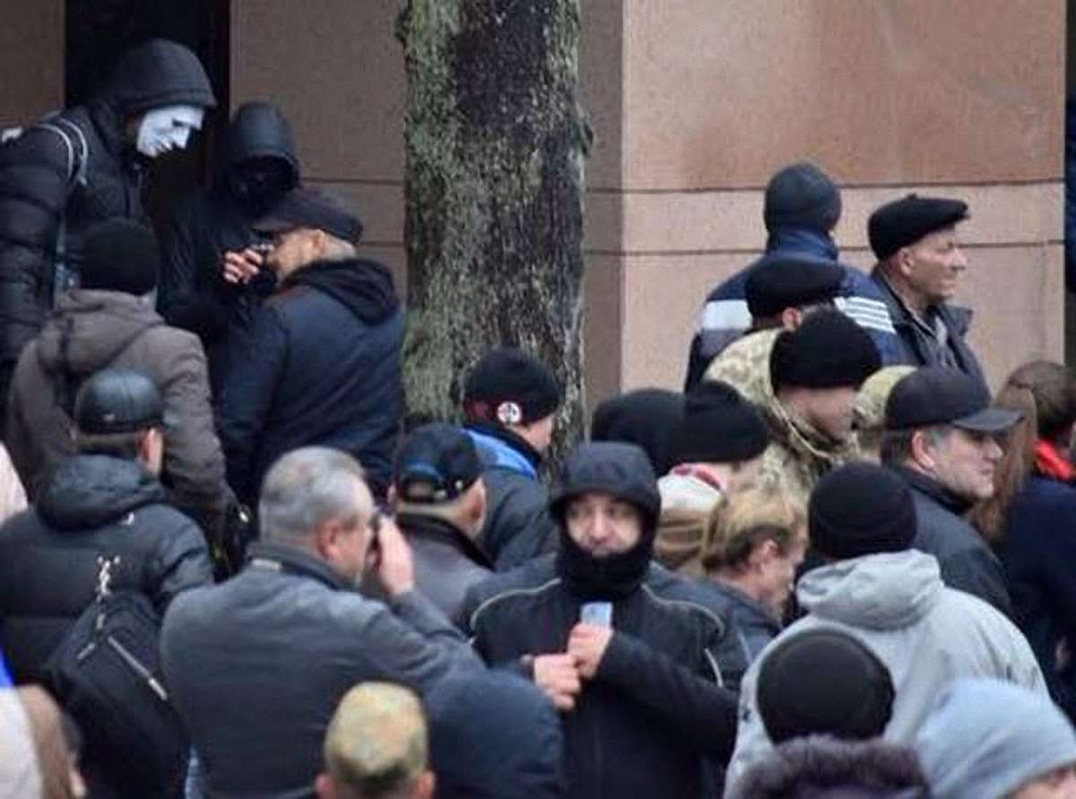 Невідомі напали на київський офіс холдингу Ахметова