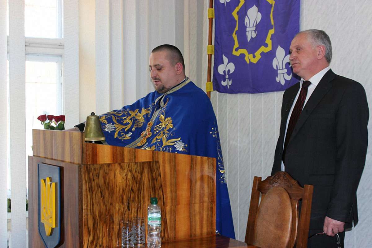 Депутат-священик на сесії Бродівської міськради відпустив гріхи екс-регіоналу