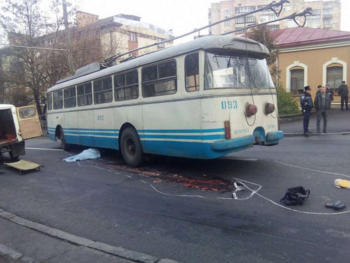У Рівному тролейбус на смерть збив літню жінку