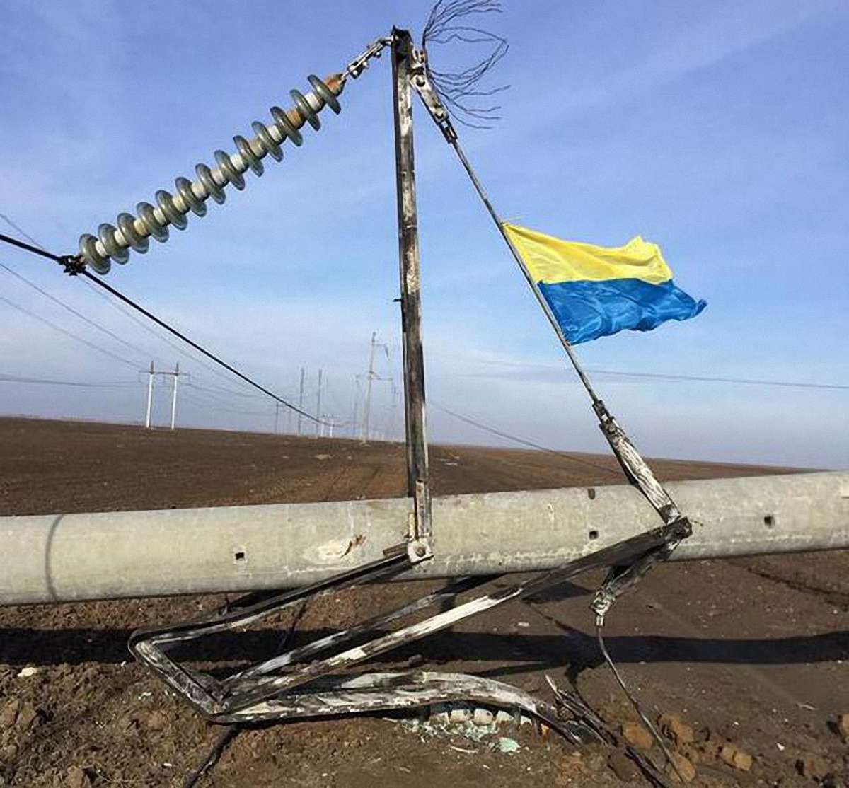 Блокувальники Криму назвали умову, за якої дозволять відновити підірвані електроопори
