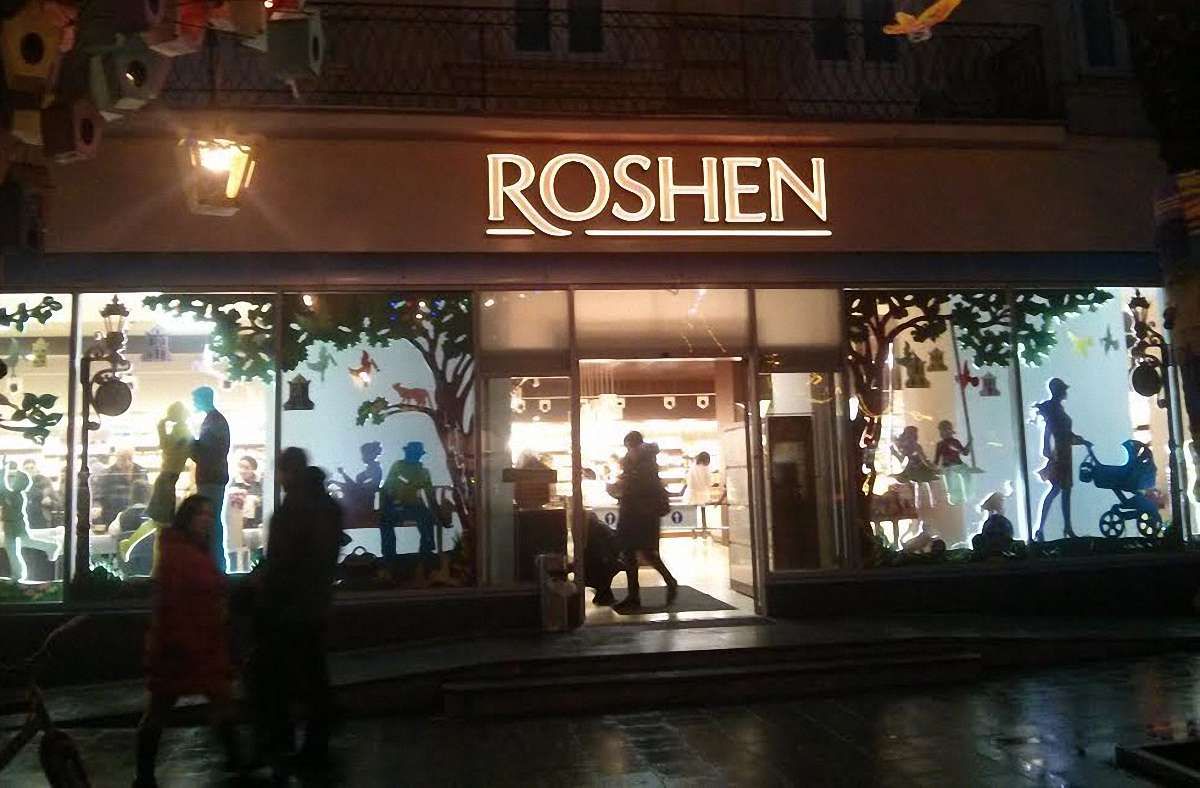 Фірмовий магазин Roshen у Львові встановив нову вивіску згідно з правилами