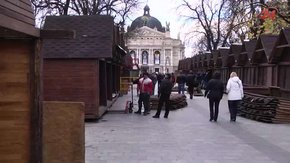 У Львові почали монтувати Різдвяний ярмарок