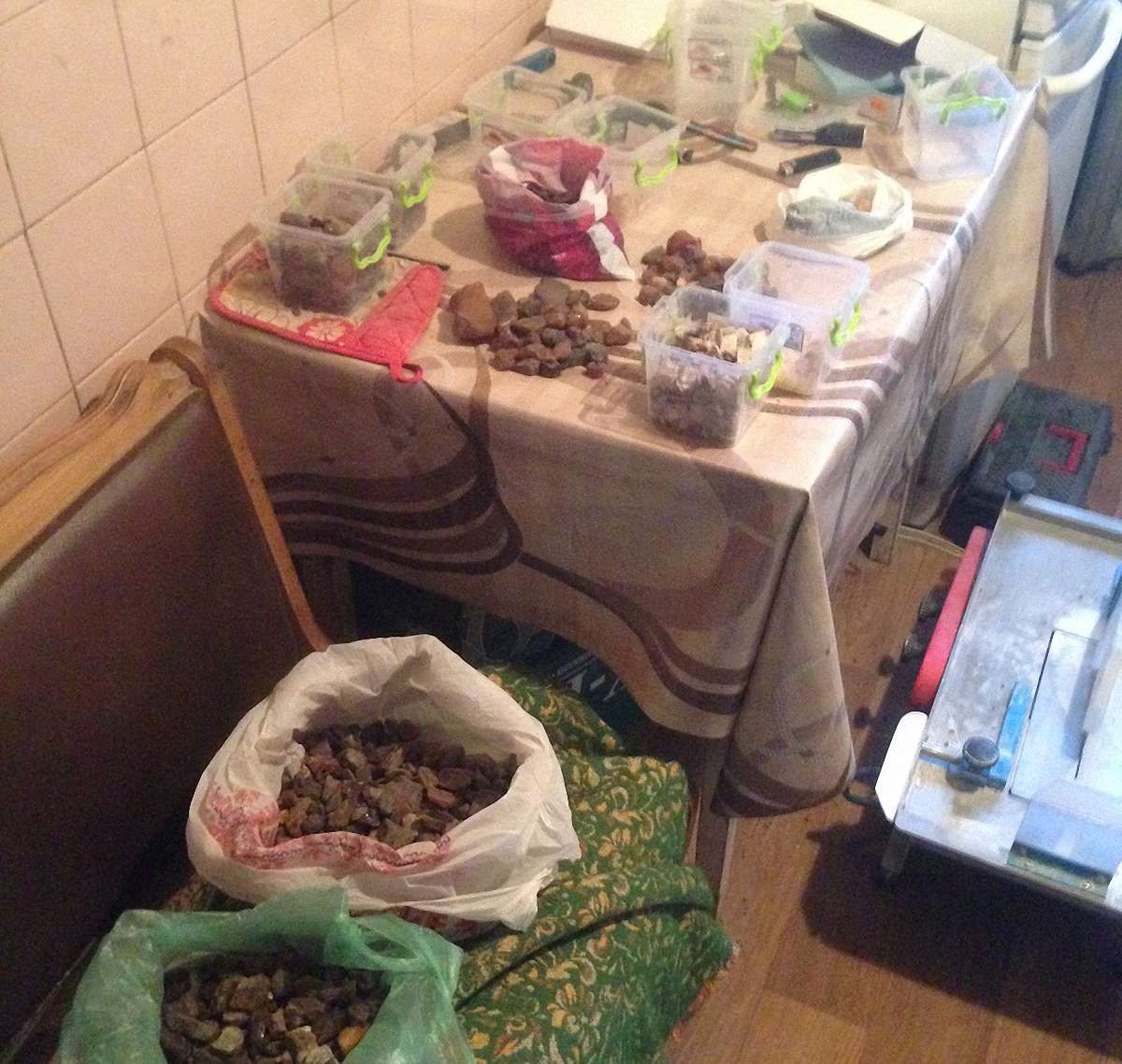 На Львівщині викрили підпільний цех з обробки бурштину