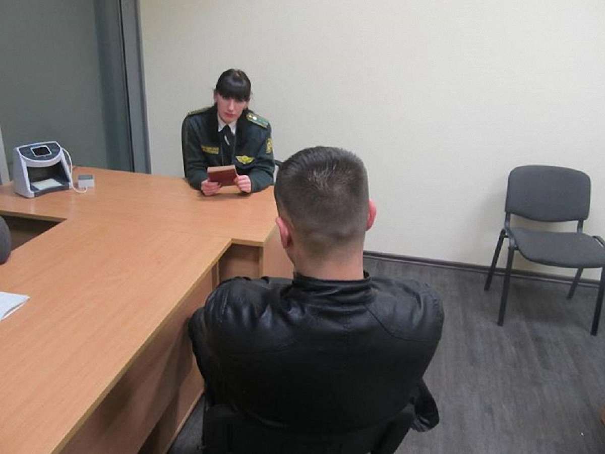 У Львівському аеропорту затримали українця з фальшивими документами