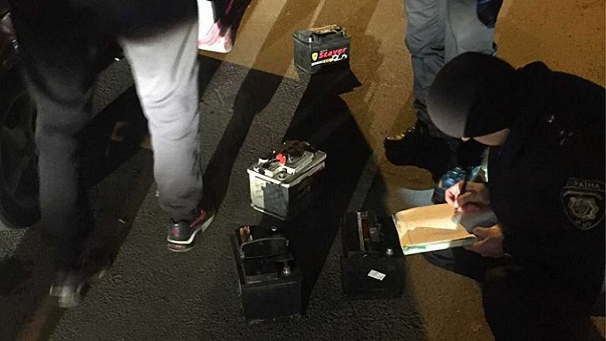 Львівська поліція затримала серійних викрадачів автомобільних акумуляторів