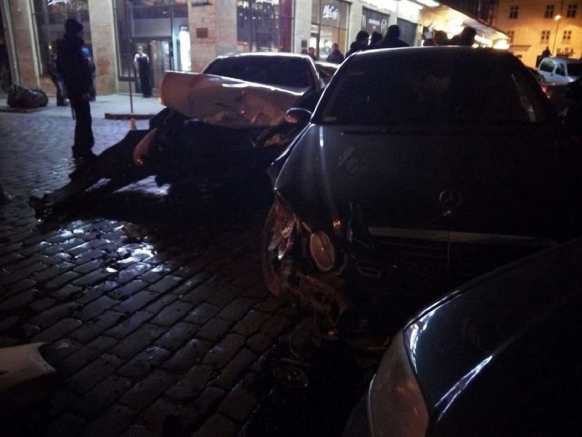 У центрі Львова п'яний водій Mercedes розтрощив Hyundai