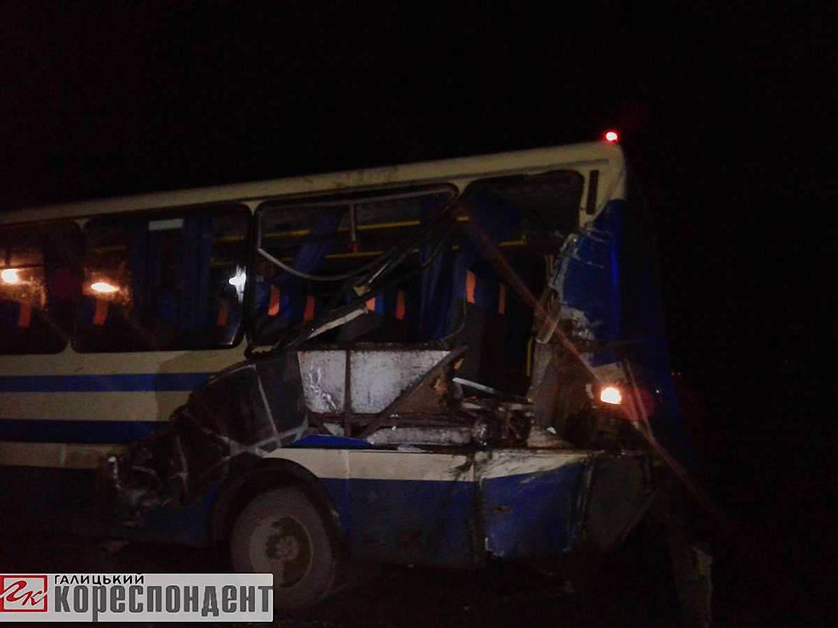 На Прикарпатті лісовоз протаранив автобус із пасажирами