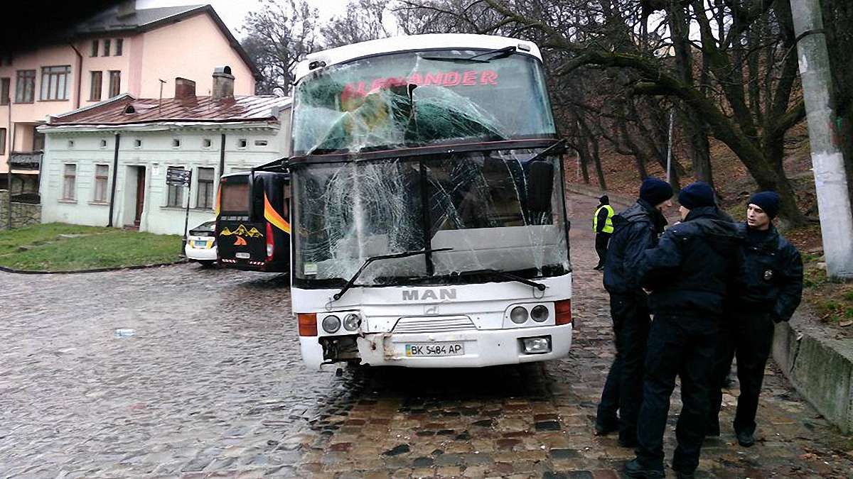 Біля Високого замку туристичний автобус врізався в будинок