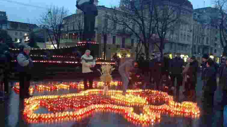 У День пам’яті жертв Голодомору у Львові виклали карту зі свічок