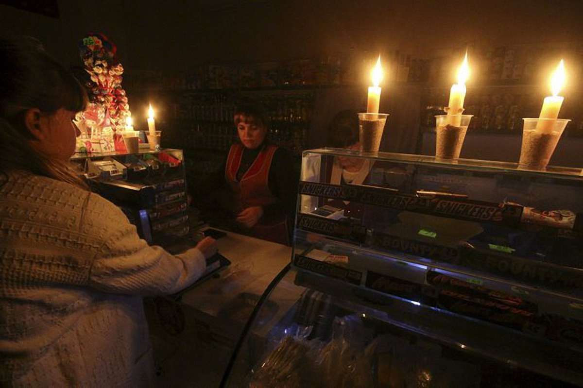 В анексованому Криму без електрики залишаються понад 1,1 мільйона осіб