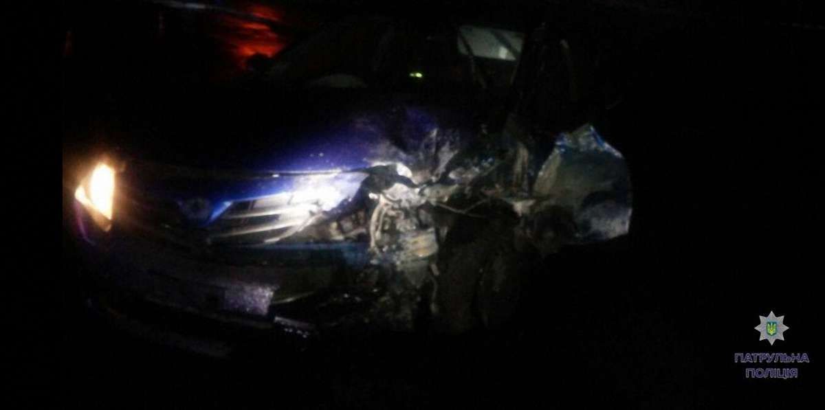У Львові водій легкового автомобіля тікав від поліцейських і врізався в будинок