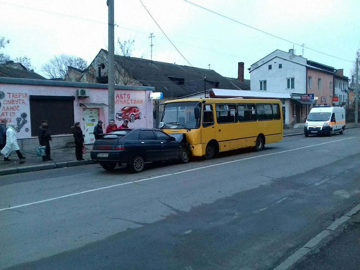 Зранку у Львові автомобіль врізався в маршрутку, постраждали троє людей