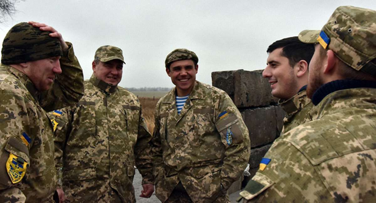 На вибори до Маріуполя на запрошення кандидата приїхала група людей у камуфляжі