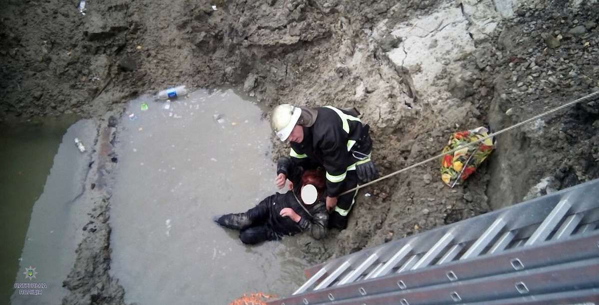 У Львові жінка впала в розритий колектор