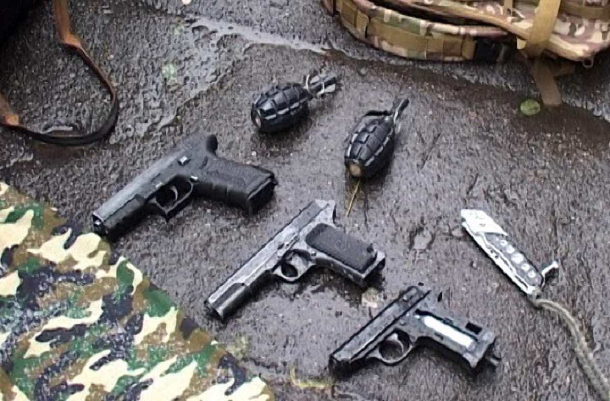 Поліцейські Києва затримали хлопця, який ніс на Майдан 3 пістолети і 2 гранати
