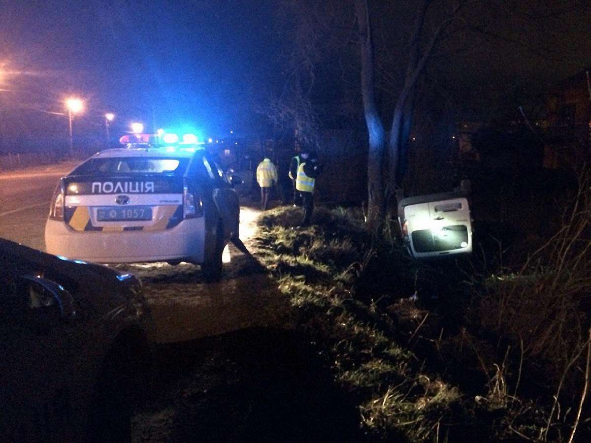 У Львові внаслідок ДТП автомобіль перевернувся на дах